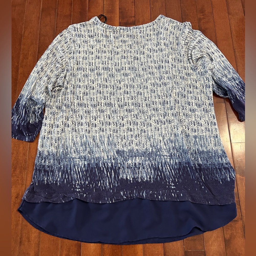 $5 Rose & Olive Women’s Blue and White Pattern Long Sleeve Top Size 1X - Picture 9 of 10